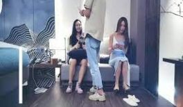 两个妹子一起玩双飞，黑丝情趣装上位骑乘套弄轮着操