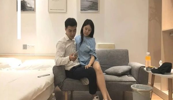 高颜值蓝衣萌妹子口交骑乘猛操