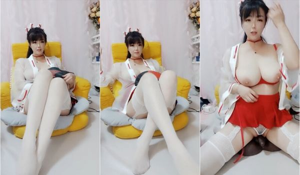 丰满大奶肥美少妇CosPlay,白色丝袜穿上,奶