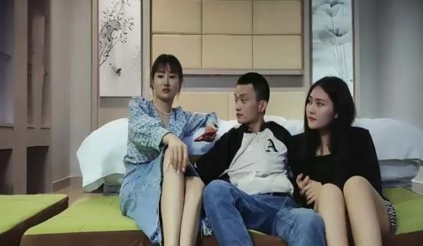 招牌双飞大战 牛仔长裙美女浴室一起洗澡 三人互舔