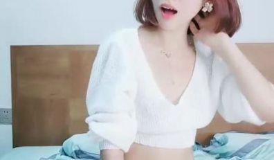 极品气质短发美女米拉娇小身材性欲强，开档情趣内裤