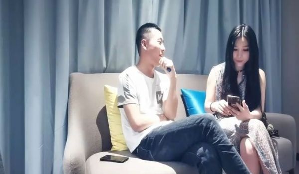 2800元约了位刚新婚没多久就出来兼职援交的美少