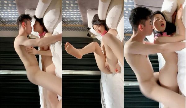长相清纯学生模样吊钟乳大奶少妇,浴室洗香香等待和