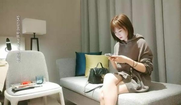 卫衣短发妹子，长相不错笑起来甜美，深喉口交招牌动