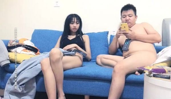 黄衣萌妹子近距离拍摄摸逼后入骑乘猛操