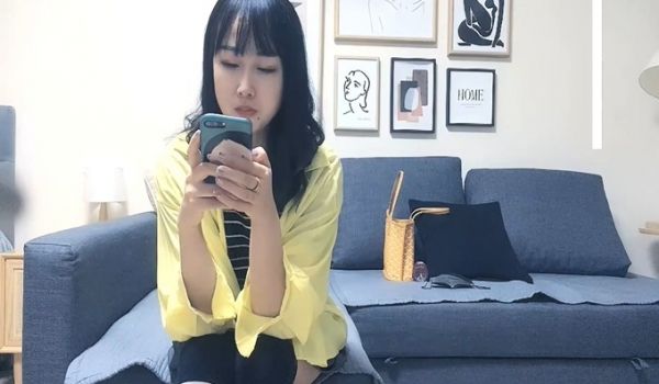 甜美性感妹子，穿上黑丝翘屁股掰穴站立后入猛操