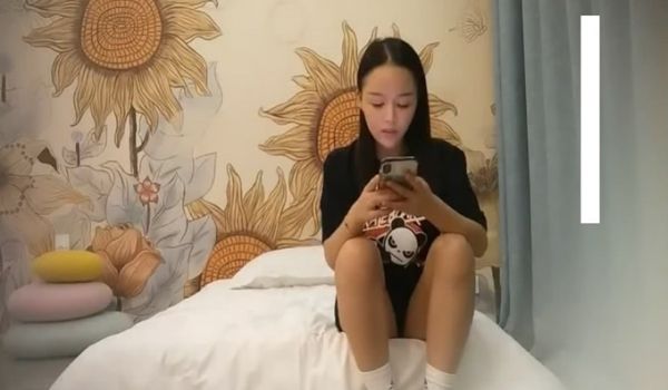 黑哥太猛小姐都不敢接单了好不容易约的苗条卖淫女被