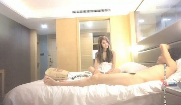 花臂纹身妹子啪啪，苗条身材口交骑乘自己动抬腿侧入