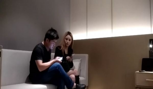 态度很嚣张的网红脸颜值兼职妹埋怨小哥干得时间太长
