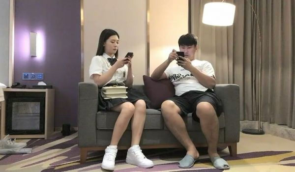 白衣短裙性感外围女啪啪,2人从小沙发上一直玩到床