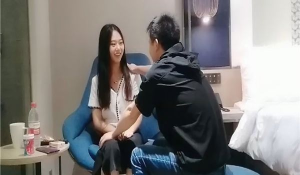 清纯校园兼职女神，修长美腿谈吐温柔可人，太凶残后