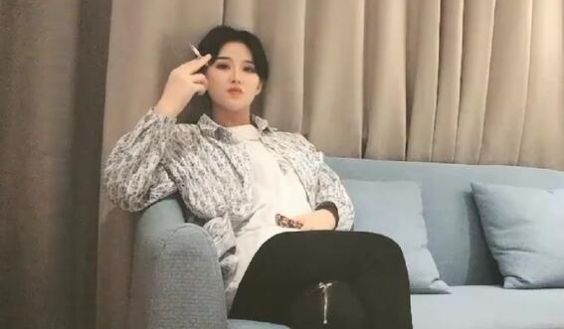 高颜值气质妹子啪啪，苗条身材上位骑乘自己动后入侧