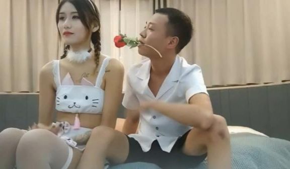 长相清纯扎着两个辫子萌妹啪啪，换上可爱情趣装骑乘