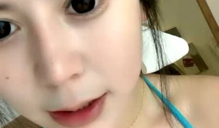 颜值区网红级大眼睛美女下海黄播，吊带小背心揉捏奶