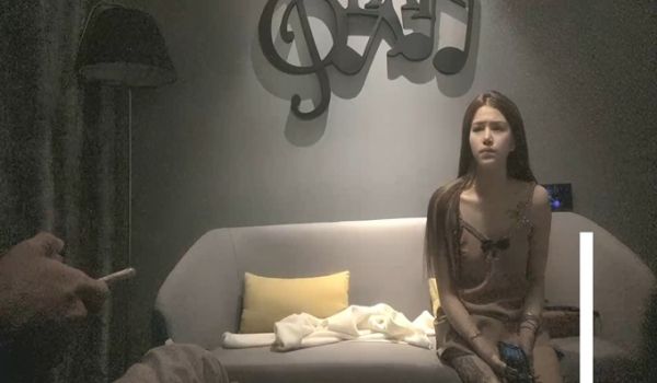 吊带裙萌妹子啪啪，苗条身材后入抽插猛操抬腿侧入呻