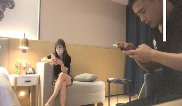 气质少妇兼职妹沙发调情干到床上