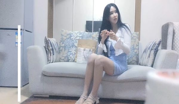 极品包臀裙妹子换上制服啪啪，69舔逼上位骑乘性感