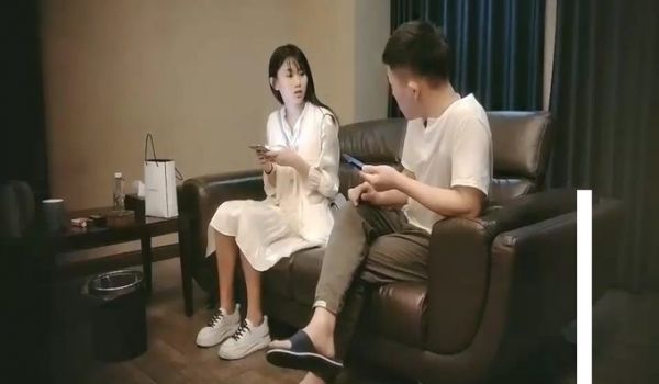 长相甜美白衣萌妹子，穿上裙子沙发上操口交舔弄抽插