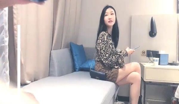 短裙妹子关灯啪啪，口交床边抬腿大力抽插猛操