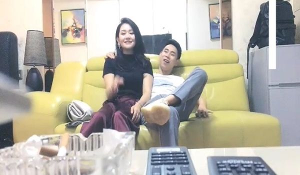 高颜值性感黑衣妹子啪啪，穿上露屁股情趣装上位骑坐