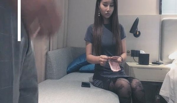风骚模特外围女神来袭，文轩上场沙发上花样啪啪，极