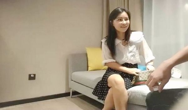 花裙少妇沙发上激情啪啪，倒立口交上位骑乘按着大力