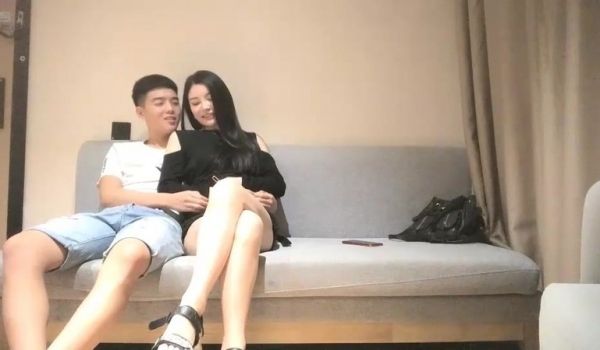 帅小伙高价约操大圈极品御姐，黑长直修长美腿，扶着