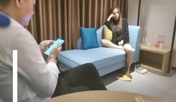 黑衣眼镜苗条性感妹子啪啪，翘起屁股口交上位骑坐大