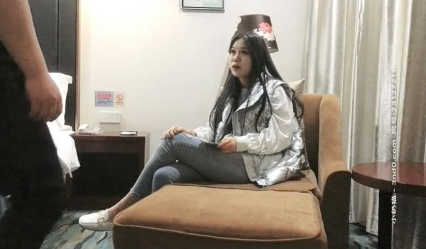 兼职妹偷拍中途来电话鸡巴软了撸了很久很难再硬