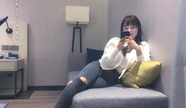 气质高颜值牛仔裤妹子啪啪，情趣装黑丝扣逼69口交
