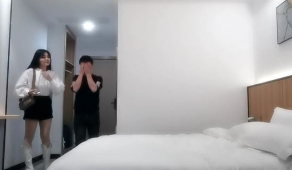 带粉丝给上门的妹子加钱说服她一块玩3P