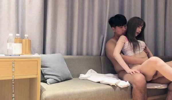 高颜值篮衣妹子啪啪，互摸舔弄调情操再到床上后入猛