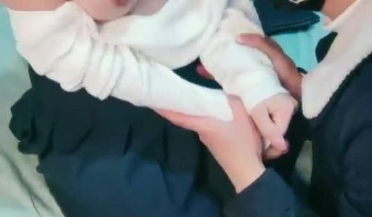 戏精演绎姐夫趁家里没人玩弄邻居巨乳妹被小姨子撞破