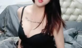 顶级美腿大学兼职清纯眼镜美女，外表纯纯却骚的很，