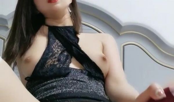 烈焰红唇风骚御姐，情趣露奶装高跟鞋，大尺度振动棒