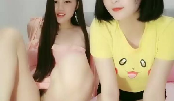 长相清纯卡哇伊短发妹子两女一男3P啪啪，性感短裙