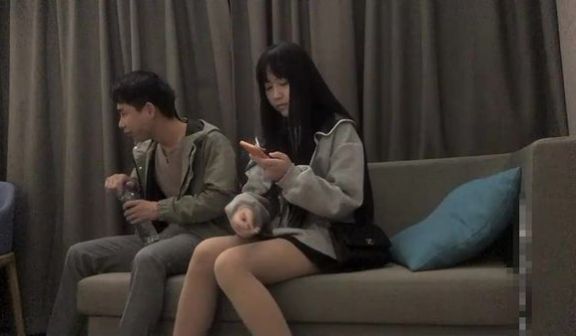 黑裙妹子啪啪，口交床边抽插猛操抬腿快速抽送