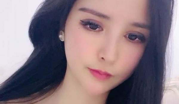 网红级爆乳女神下海小尺度诱惑，颜值超棒大奶翘臀，