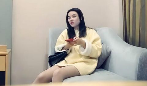 黄衣萌妹子啪啪翘起屁股退下内裤摸逼骑坐猛操