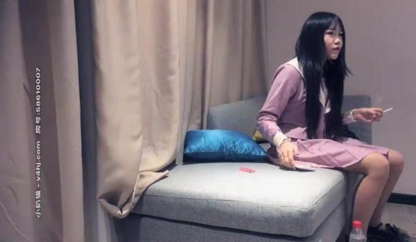 紫裙妹子啪啪，穿上黑丝口交插嘴床边抽插猛操