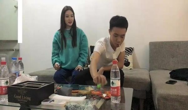 绿衣颜值不错妹子啪啪，舌吻摸逼调情在沙发上后入大