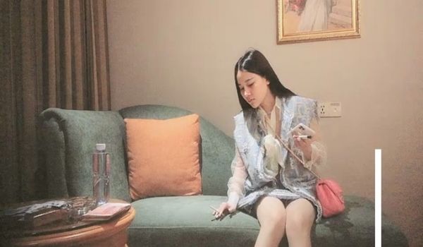 2000约操清纯小姐姐，漂亮温柔，白毛巾盖头大屌