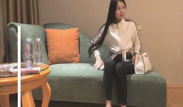 漂亮小姐姐，美乳翘臀大长腿，残暴啪啪两炮，白毛巾