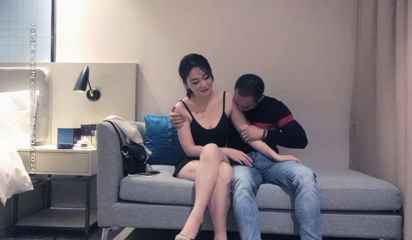 两个少妇酒店啪啪，舔弄边操边摸两个轮着大力猛操