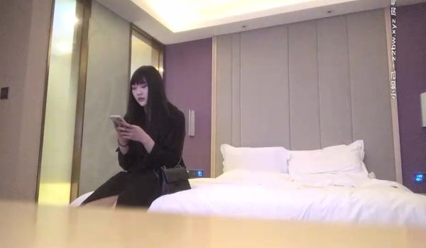 颜值不错黑衣纹身妹子，舔弄深喉口交上位骑坐自己动