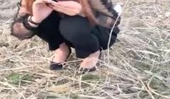 爱好露出小情侣野草地正秀身体,被路过大爷发现,狼