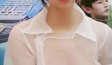 韩奶儿高颜值甜美妹子和小男友互玩，近距离特写大黑