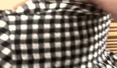 夏日来袭，凉席上女友看电视剧，手不老实伸进衣服揉