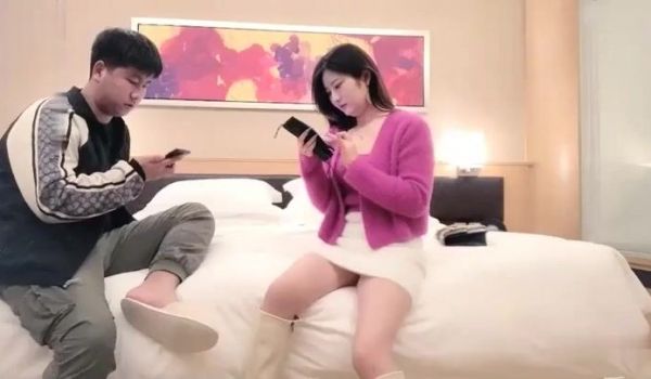 肉肉身材丰满妹子啪啪，近距离特写口交上位骑坐后入