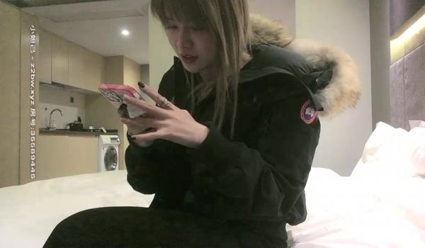 高颜值黑色外套大奶妹子啪啪，穿上黑色网袜特写手指